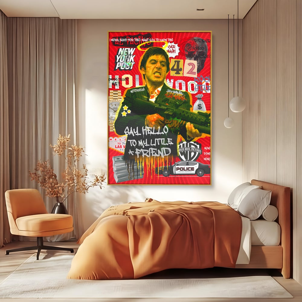 Tablou canvas cu tablou canvas cu portretul lui alfredo pacino, in rama de aluminiu auriu, pe perete intr-un dormitor
