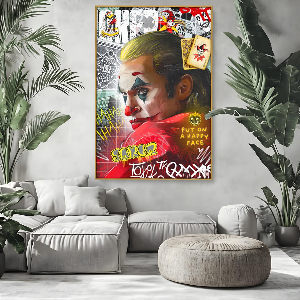 Tablou canvas cu tablou canvas cu portret joker, in rama de aluminiu auriu, pe perete intr-un living