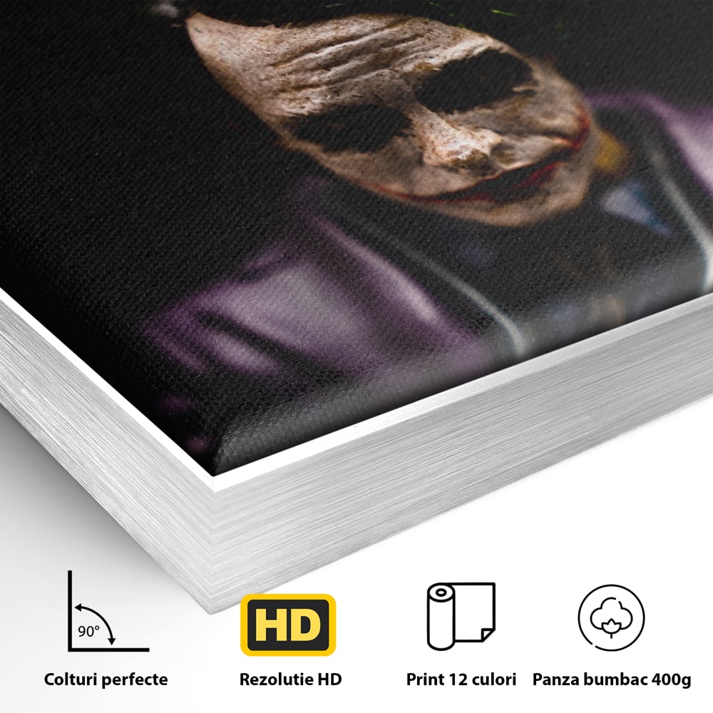Detaliu al suprafetei: tablou canvas cu joker si mesaj motivational, in rama de aluminiu argintiu