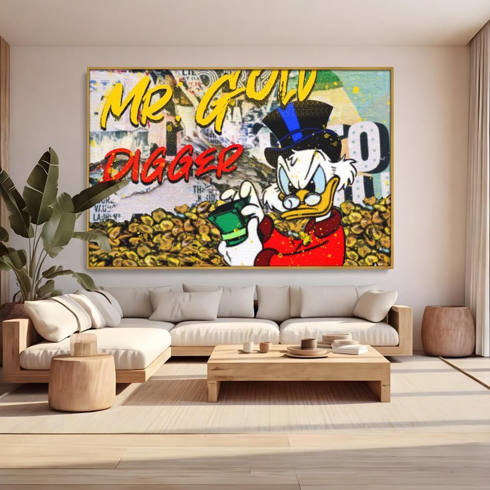 Tablou canvas cu tablou canvas cu scrooge mcduck si bani, in rama de aluminiu auriu, pe perete intr-un living