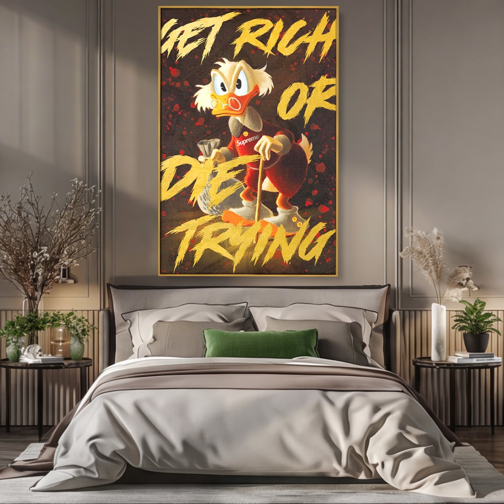 Tablou canvas cu tablou canvas cu scrooge mcduck, in rama de aluminiu auriu, pe perete intr-un dormitor