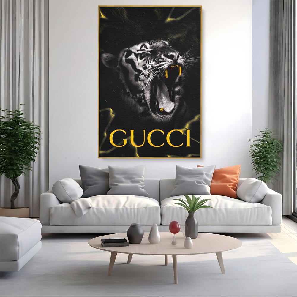 Tablou canvas cu tablou vertical cu tigru si text, in rama de aluminiu auriu, pe perete intr-un living