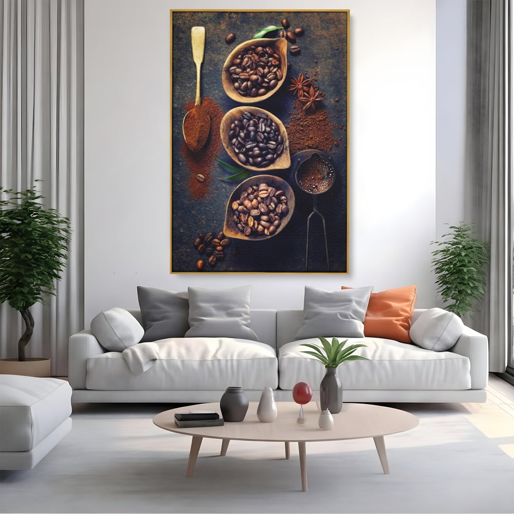 Tablou canvas cu tablou cu boabe de cafea in linguri de lemn, in rama de aluminiu auriu, pe perete intr-un living