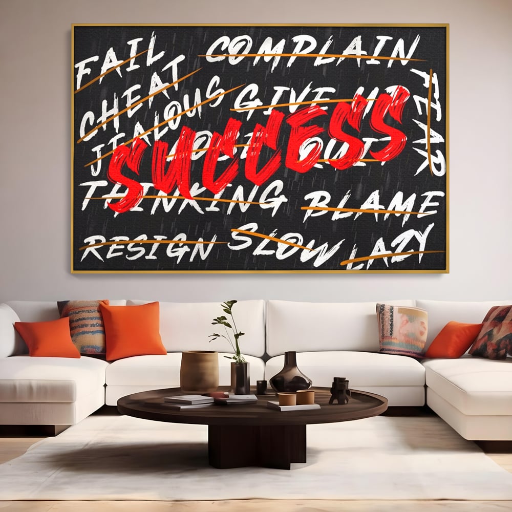 Tablou canvas cu tablou motivational negru cu text rosu, in rama de aluminiu auriu, pe perete intr-un living
