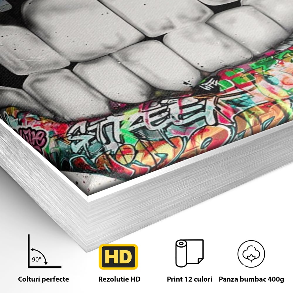 Detaliu al suprafetei: tablou canvas cu buze graffiti, in rama de aluminiu argintiu