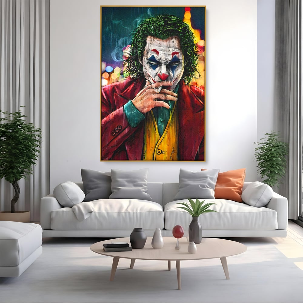 Tablou canvas cu tablou canvas cu jokerul fumand in ploaie, in rama de aluminiu auriu, pe perete intr-un living