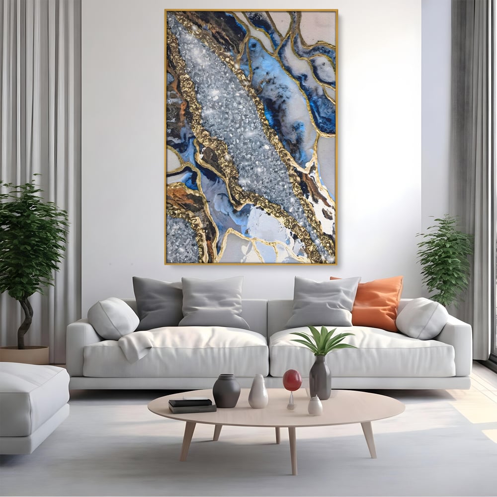 Tablou canvas cu pictura abstracta cu textura de marmura si detalii aurii, in rama de aluminiu auriu, pe perete intr-un living