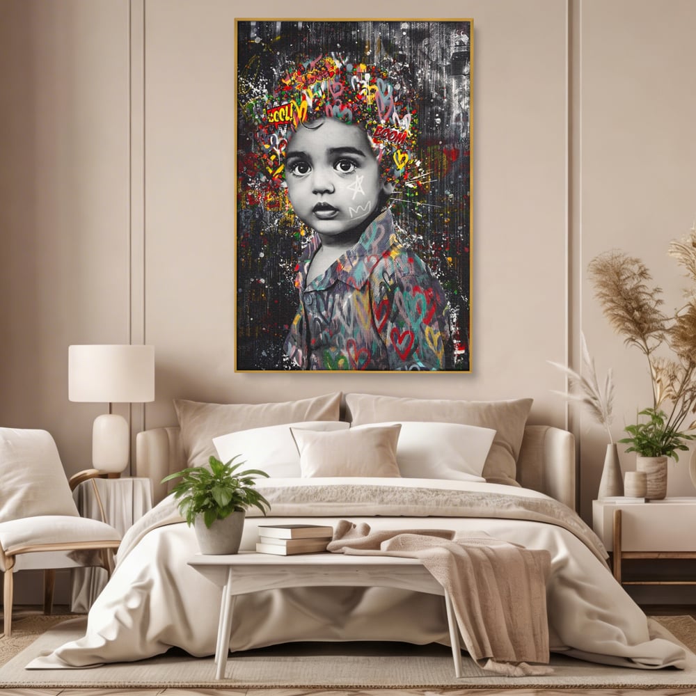 Tablou canvas cu tablou canvas cu portretul unui copil si graffiti, in rama de aluminiu auriu, pe perete intr-un dormitor