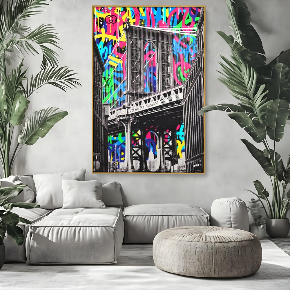 Tablou canvas cu tablou canvas cu pod si graffiti, in rama de aluminiu auriu, pe perete intr-un living