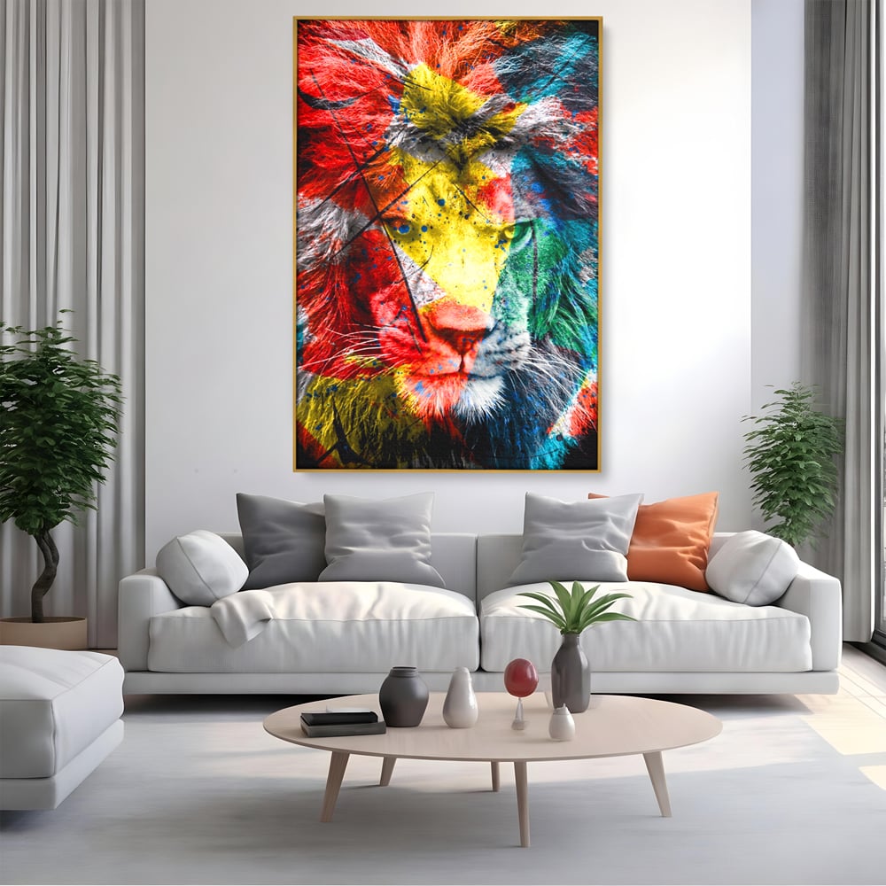 Tablou canvas cu tablou canvas cu leu colorat, in rama de aluminiu auriu, pe perete intr-un living