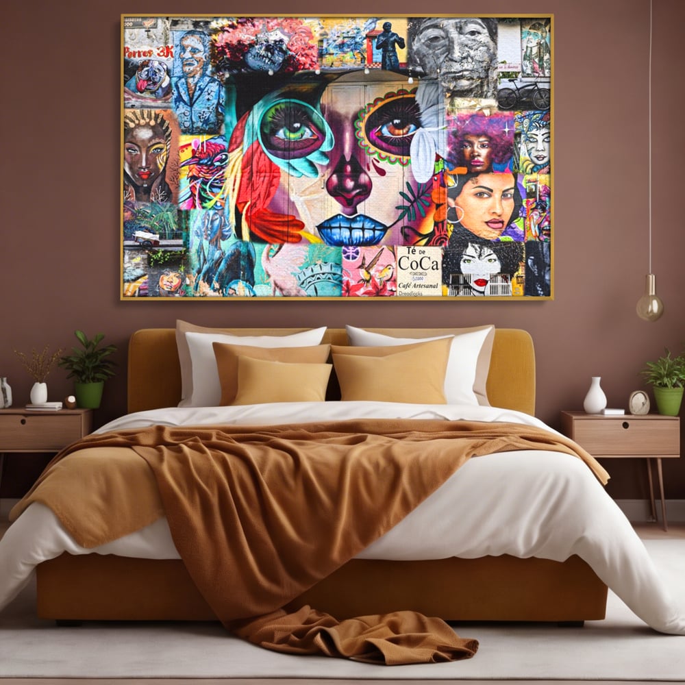 Tablou canvas cu tablou canvas cu colaj grafitti urban, in rama de aluminiu auriu, pe perete intr-un dormitor