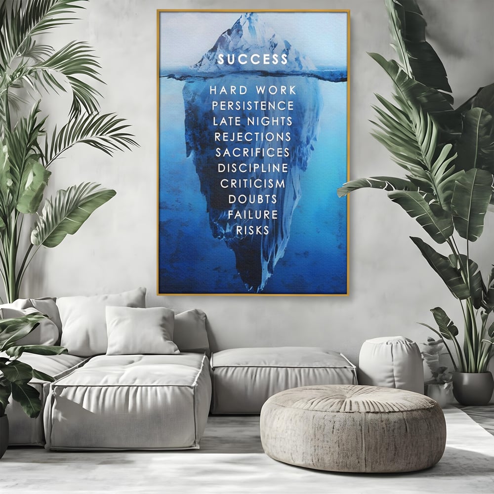 Tablou canvas cu tablou canvas motivational iceberg, in rama de aluminiu auriu, pe perete intr-un living