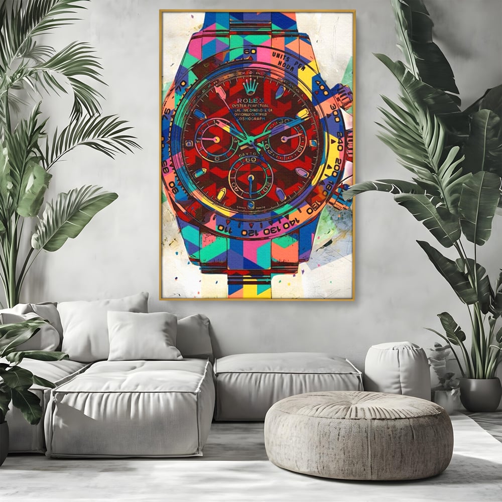 Tablou canvas cu tablou canvas cu ceas colorat tip rolex, in rama de aluminiu auriu, pe perete intr-un living