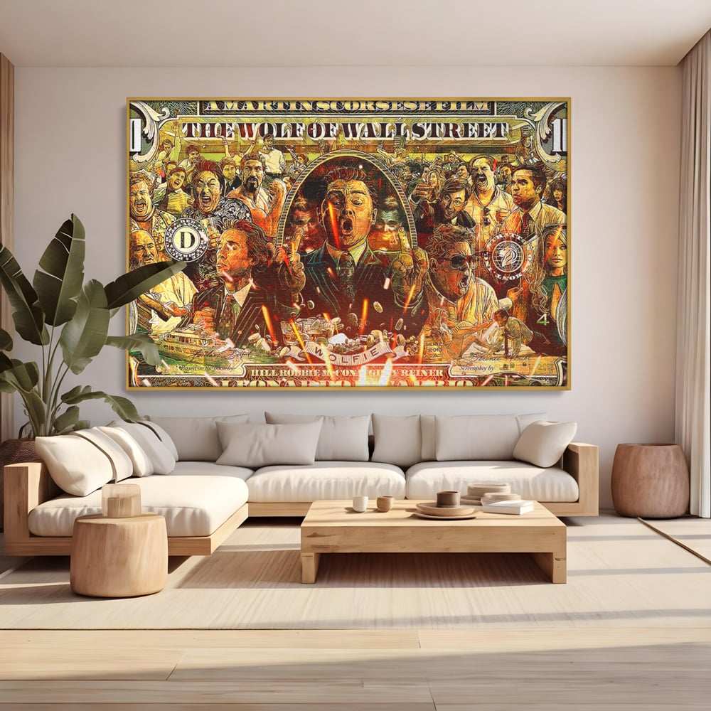 Tablou canvas cu tablou canvas cu celebrul film, in rama de aluminiu auriu, pe perete intr-un living