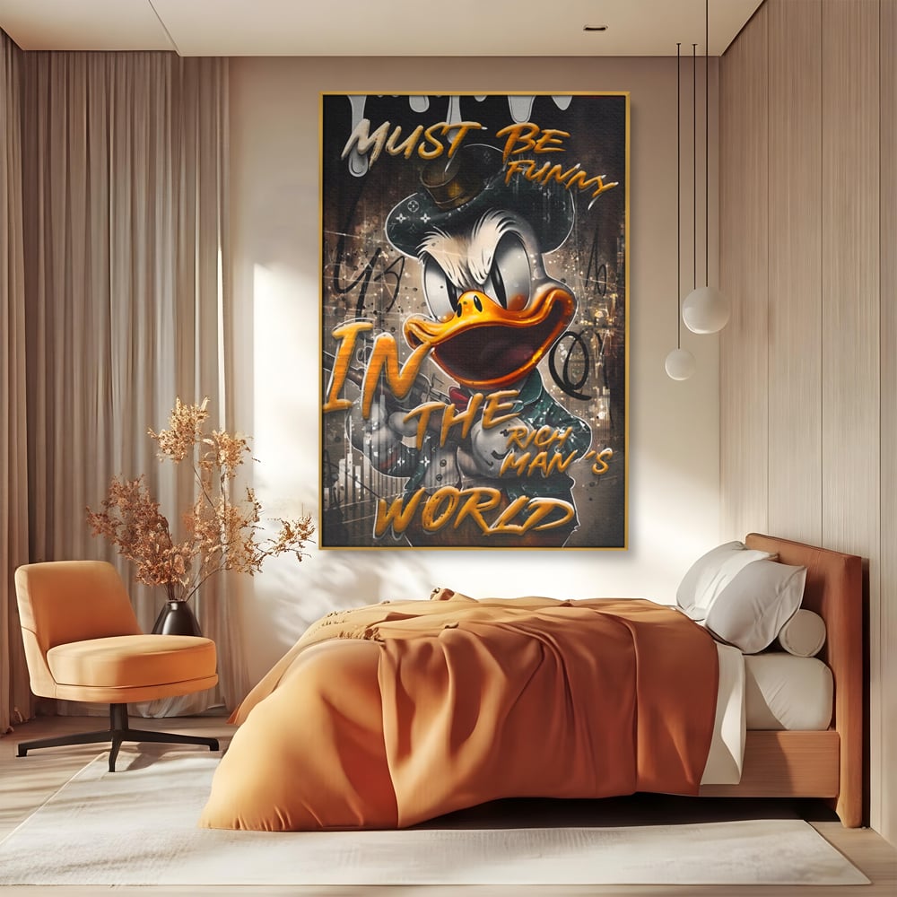 Tablou canvas cu tablou canvas cu scrooge mcduck, in rama de aluminiu auriu, pe perete intr-un dormitor