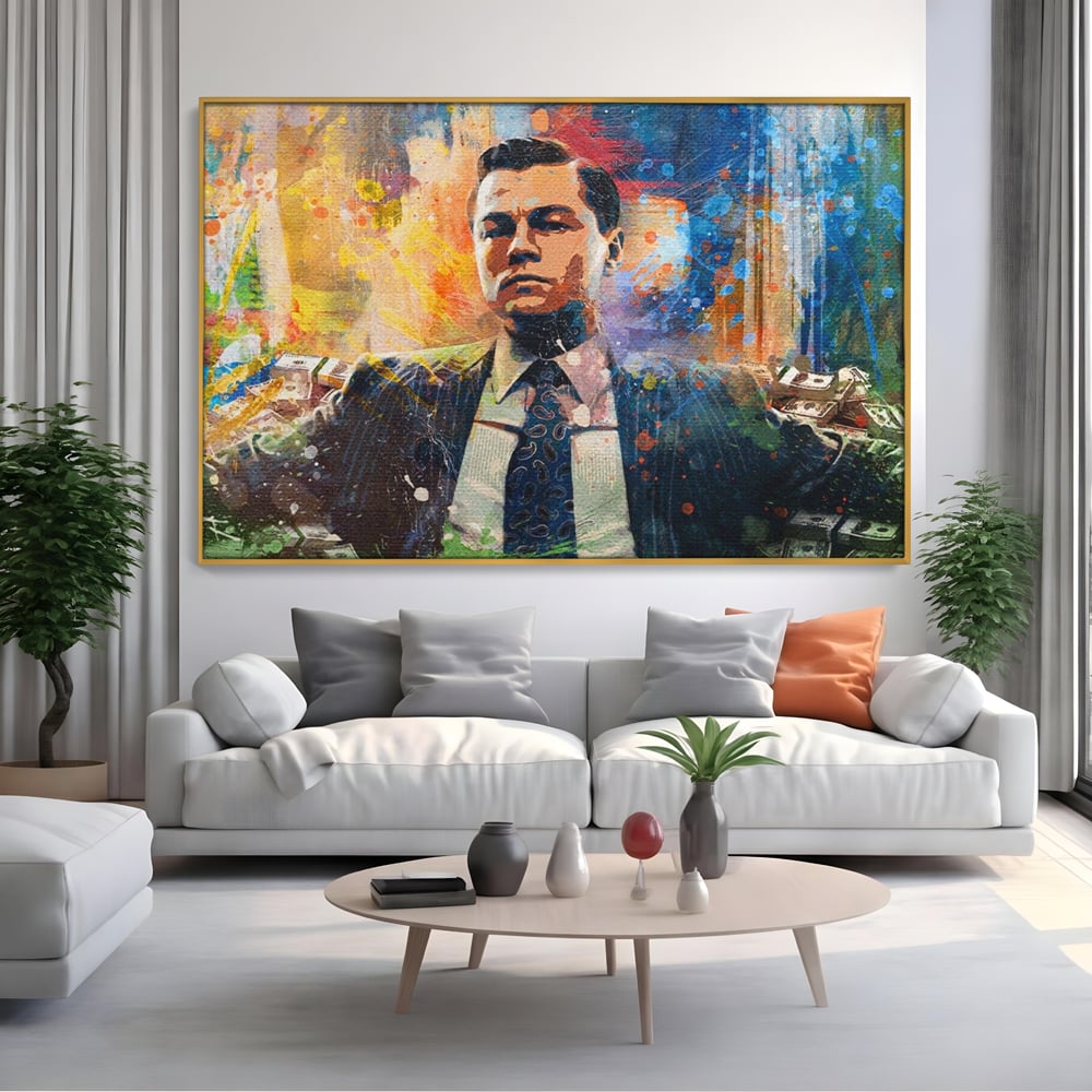 Tablou canvas cu tablou canvas cu leonardo dicaprio si bani, in rama de aluminiu auriu, pe perete intr-un living
