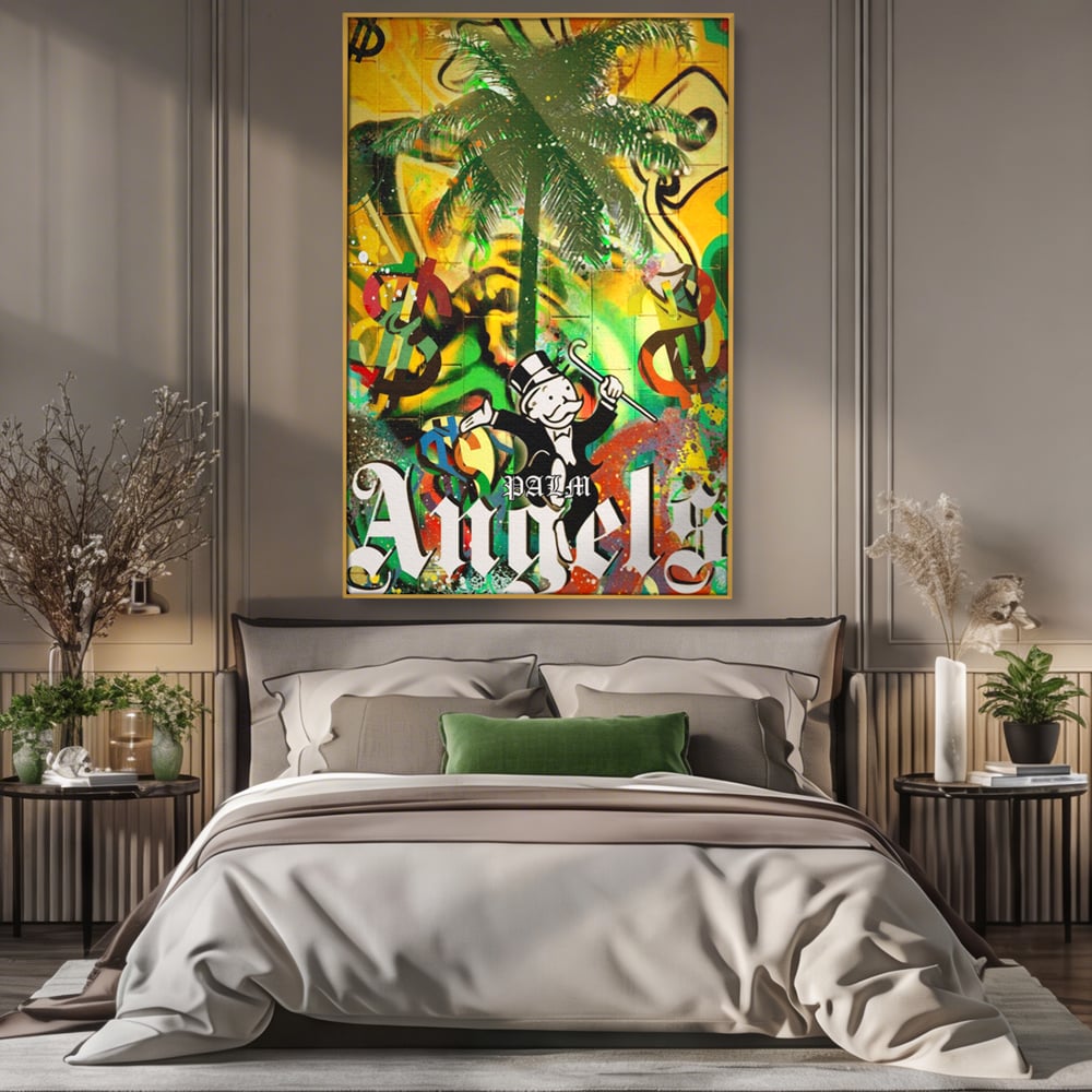 Tablou canvas cu tablou canvas cu graffiti monopoly si palmier, in rama de aluminiu auriu, pe perete intr-un dormitor