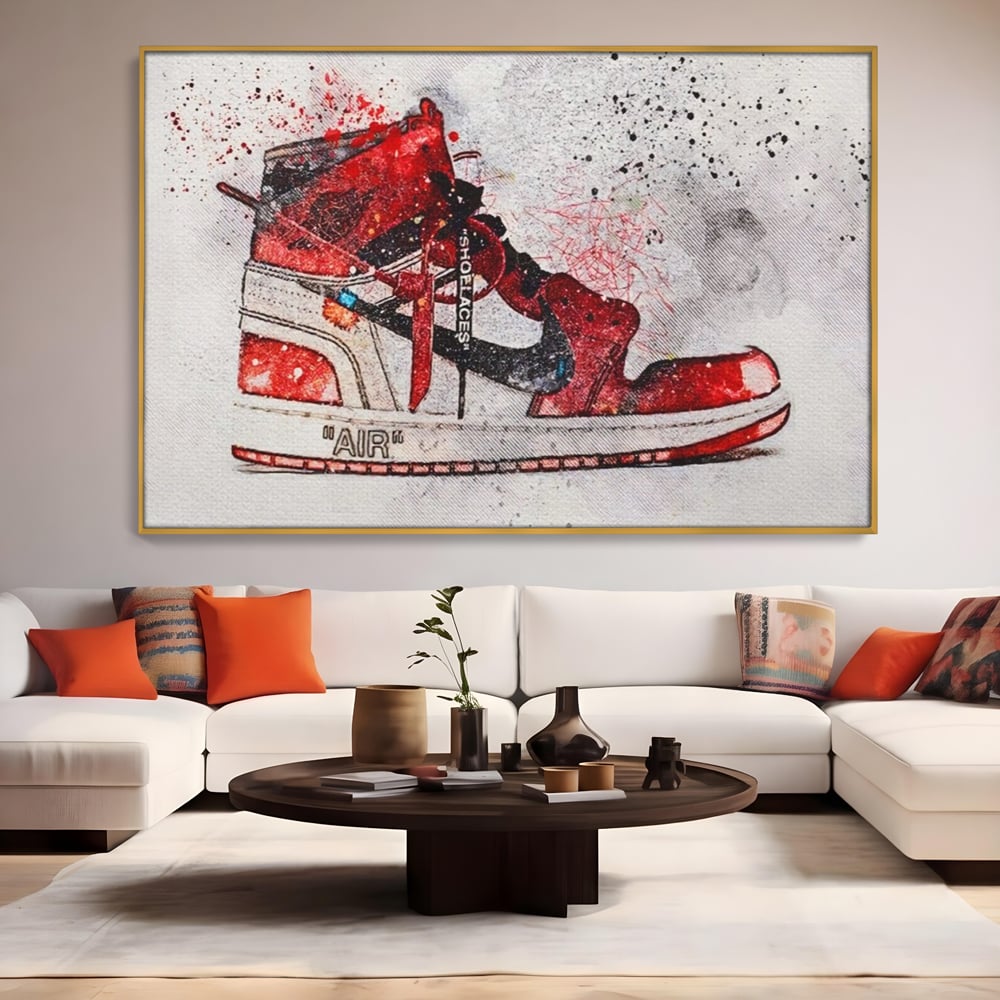 Tablou canvas cu tablou canvas cu pantof sport rosu, in rama de aluminiu auriu, pe perete intr-un living
