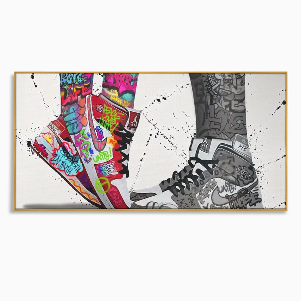 Tablou canvas cu tablou canvas cu adidasi graffiti si picioare, in rama de aluminiu auriu