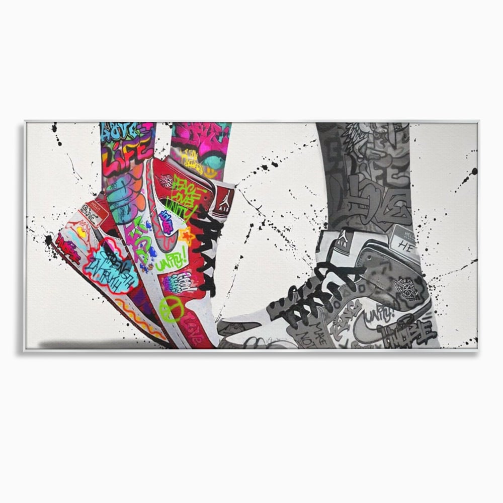 Tablou canvas cu tablou canvas cu adidasi graffiti si picioare, in rama de aluminiu argintiu