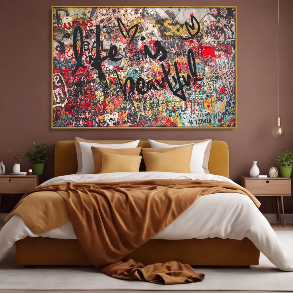 Tablou canvas cu tablou canvas cu mesaj motivational, in rama de aluminiu auriu, pe perete intr-un dormitor