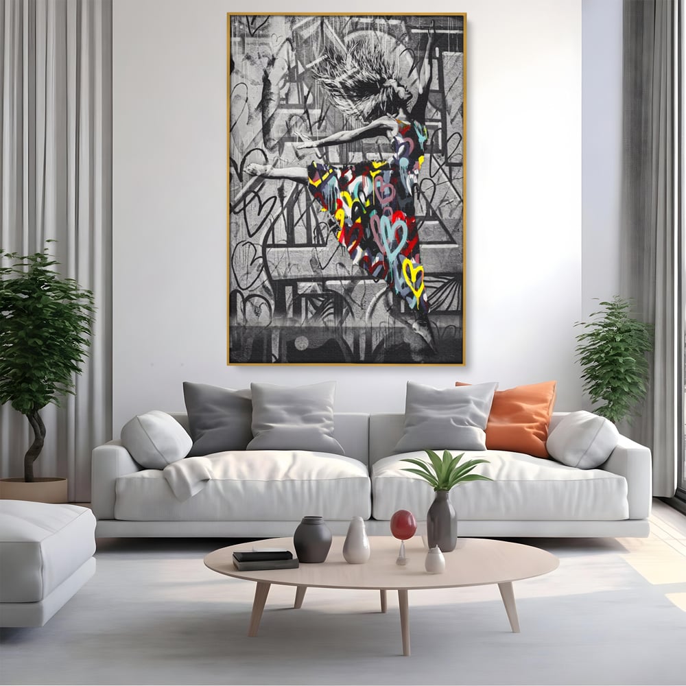 Tablou canvas cu tablou canvas cu dansatoare si graffiti, in rama de aluminiu auriu, pe perete intr-un living