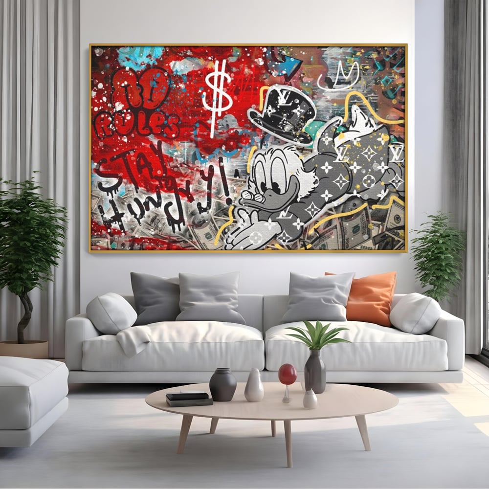 Tablou canvas cu tablou canvas cu scrooge mcduck si graffiti, in rama de aluminiu auriu, pe perete intr-un living