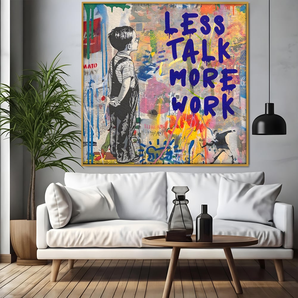 Tablou canvas cu tablou canvas cu mesaj motivational, in rama de aluminiu auriu, pe perete intr-un living
