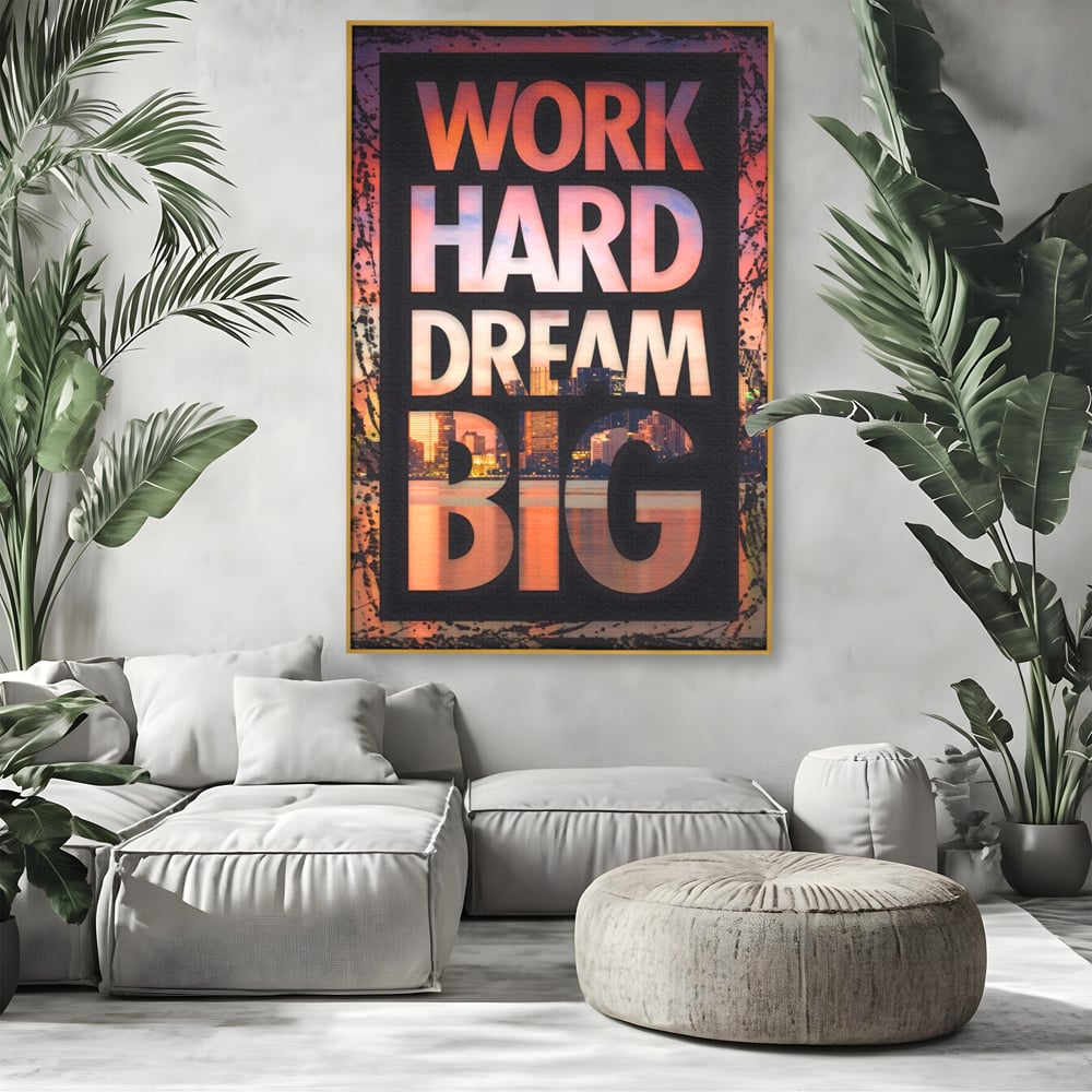 Tablou canvas cu tablou motivational cu peisaj urban nocturn, in rama de aluminiu auriu, pe perete intr-un living