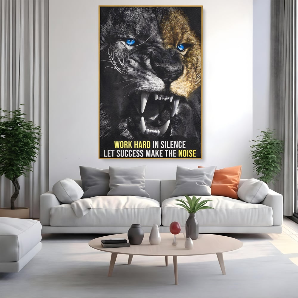 Tablou canvas cu tablou canvas cu leu fioros, in rama de aluminiu auriu, pe perete intr-un living