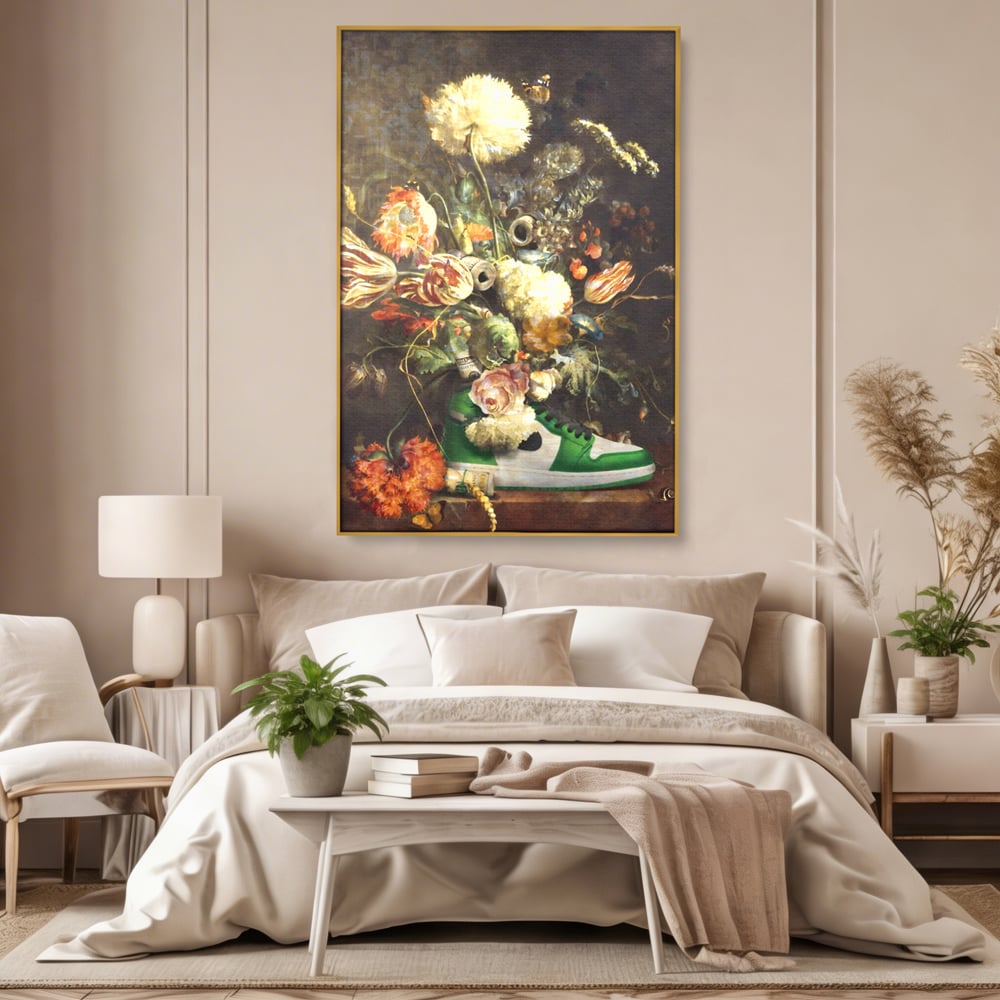 Tablou canvas cu tablou canvas cu pantof sport si flori, in rama de aluminiu auriu, pe perete intr-un dormitor