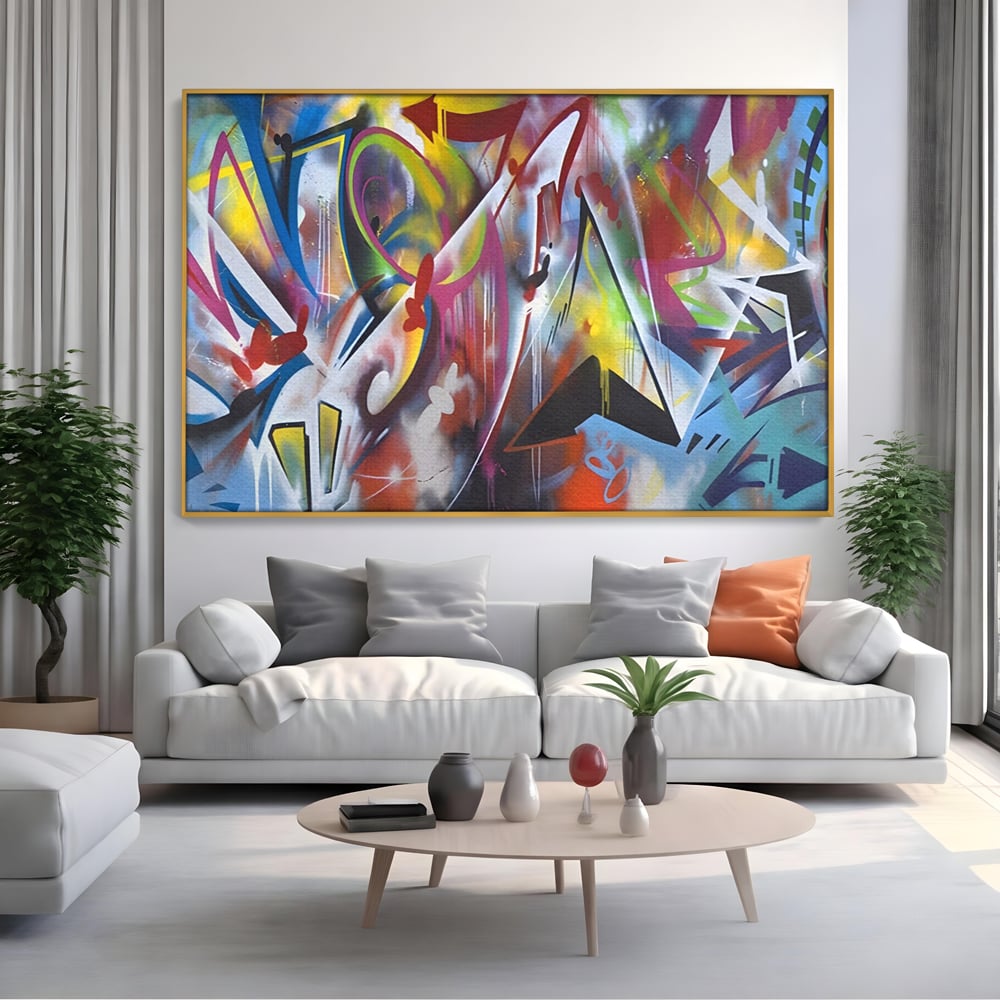 Tablou canvas cu tablou canvas cu arta graffiti colorata, in rama de aluminiu auriu, pe perete intr-un living