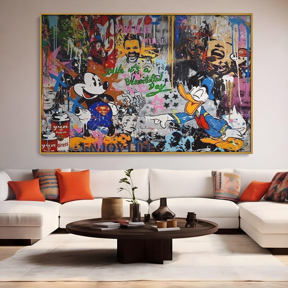 Tablou canvas cu tablou canvas cu graffiti si desene animate, in rama de aluminiu auriu, pe perete intr-un living