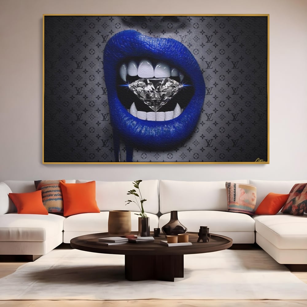 Tablou canvas cu buze albastre cu diamant, in rama de aluminiu auriu, pe perete intr-un living