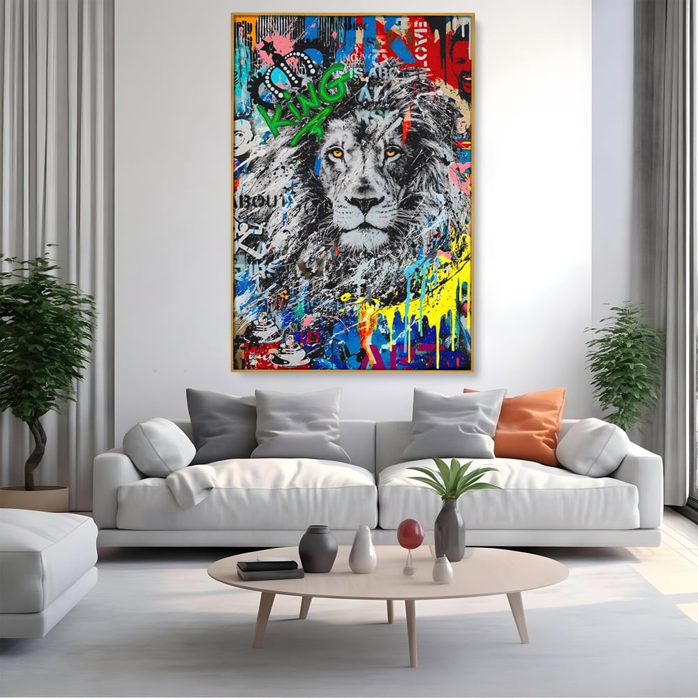 Tablou canvas cu tablou canvas cu leu stil graffiti, in rama de aluminiu auriu, pe perete intr-un living
