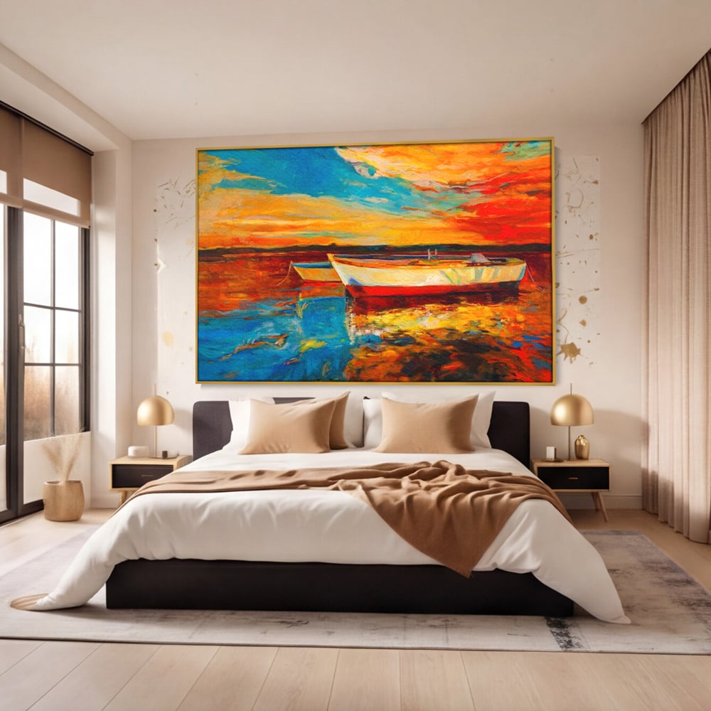 Tablou canvas cu pictura cu barci la apus, in rama de aluminiu auriu, pe perete intr-un dormitor