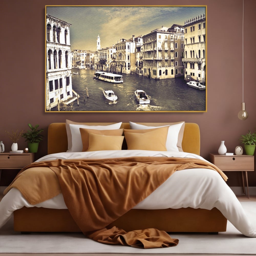 Tablou canvas cu panoramica cu canale si barci in venetia, in rama de aluminiu auriu, pe perete intr-un dormitor