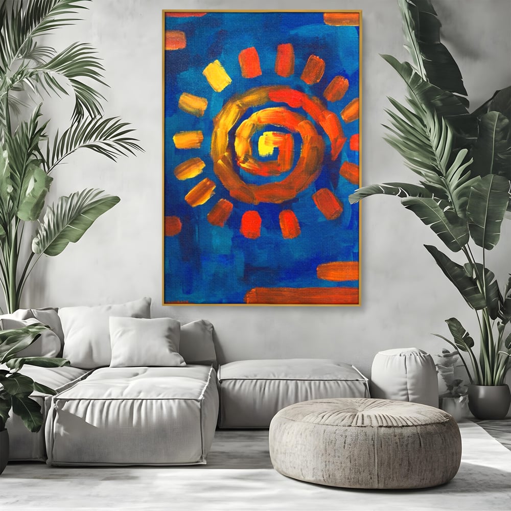 Tablou canvas cu tablou pictura cu soare spiralat, in rama de aluminiu auriu, pe perete intr-un living