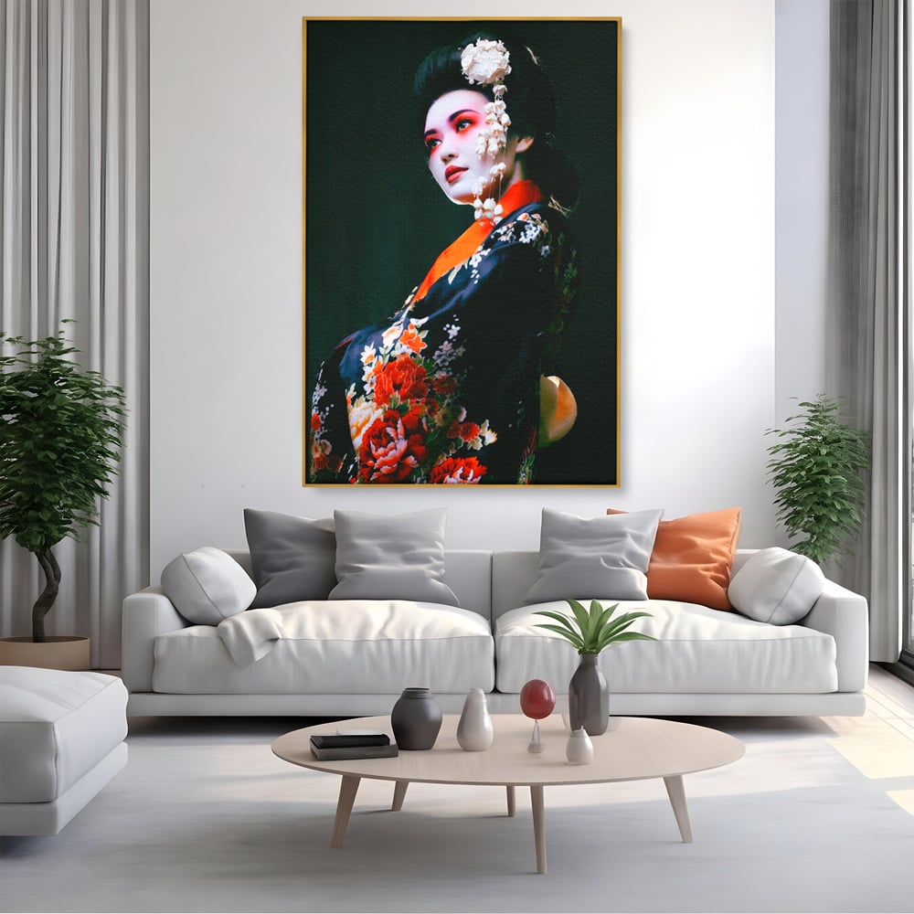 Tablou canvas cu tablou portret gheisa japoneza, in rama de aluminiu auriu, pe perete intr-un living