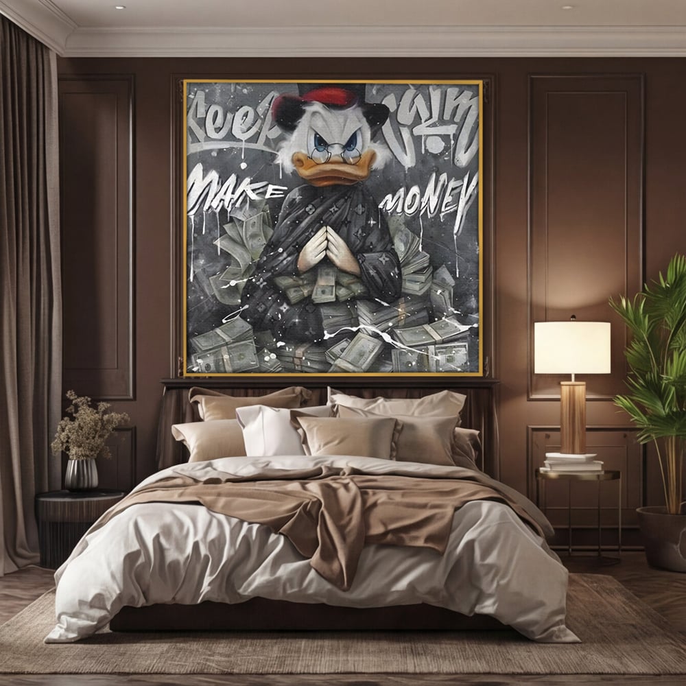 Tablou canvas cu tablou canvas cu scrooge mcduck si teancuri de bani, in rama de aluminiu auriu, pe perete intr-un dormitor