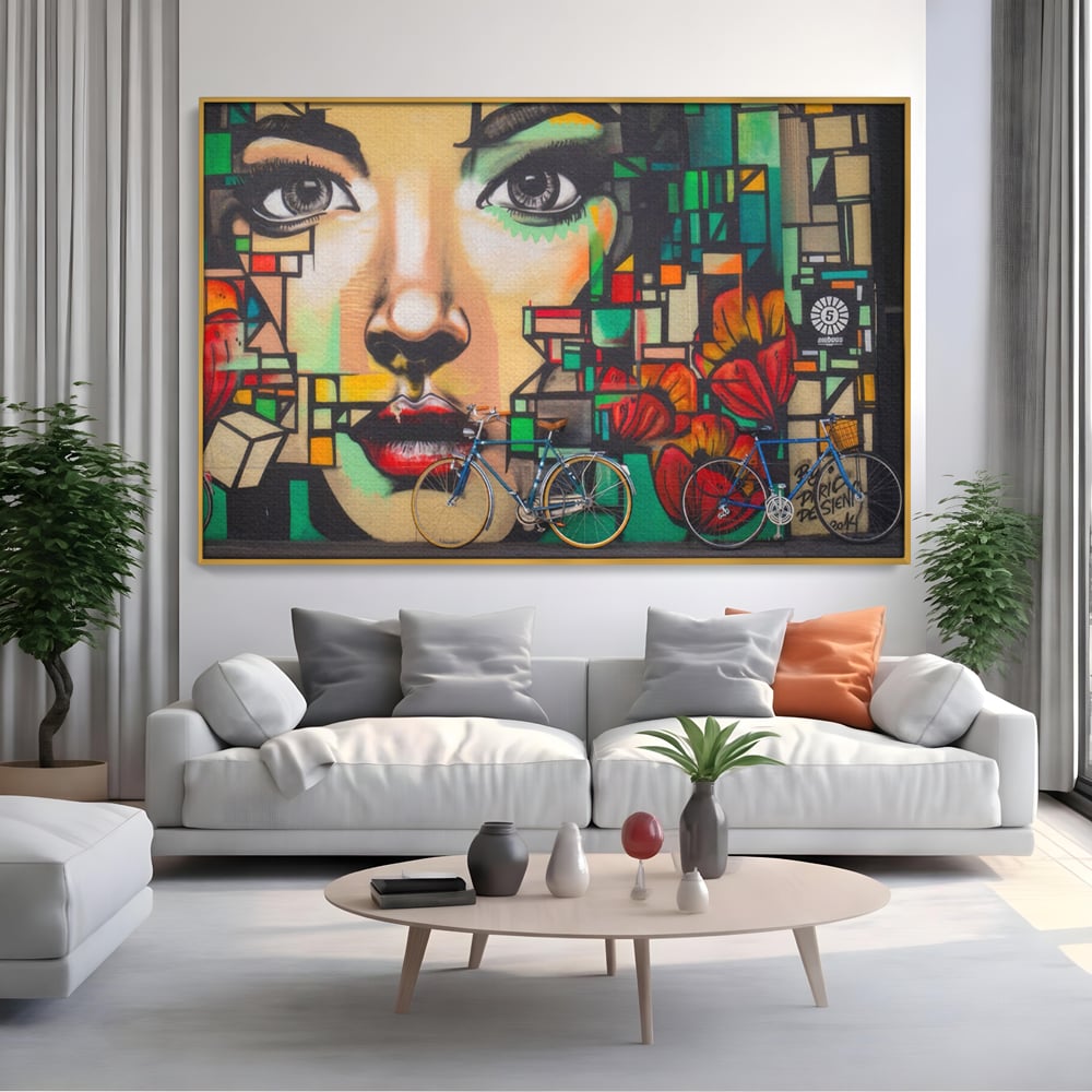 Tablou canvas cu tablou canvas cu graffiti si biciclete, in rama de aluminiu auriu, pe perete intr-un living