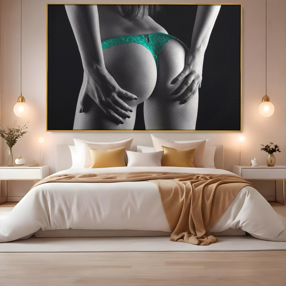 Tablou canvas cu tablou canvas cu silueta senzuala, in rama de aluminiu auriu, pe perete intr-un dormitor