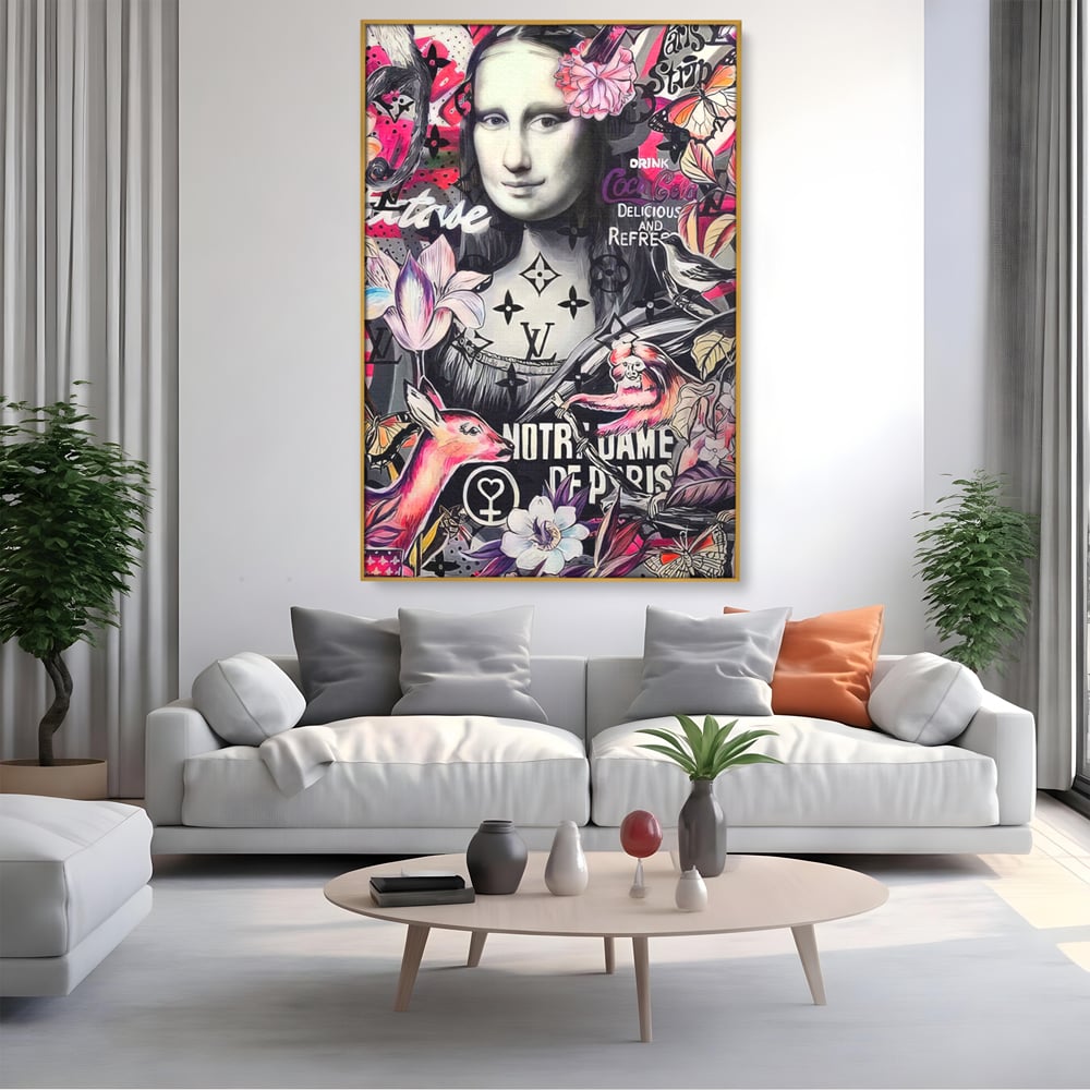 Tablou canvas cu tablou canvas cu mona lisa graffiti, in rama de aluminiu auriu, pe perete intr-un living