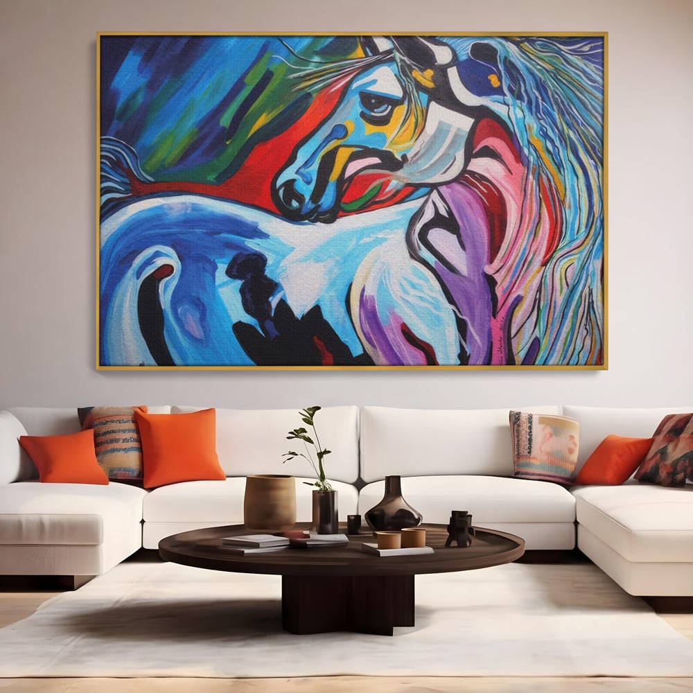 Tablou canvas cu pictura canvas cu cal colorat, in rama de aluminiu auriu, pe perete intr-un living