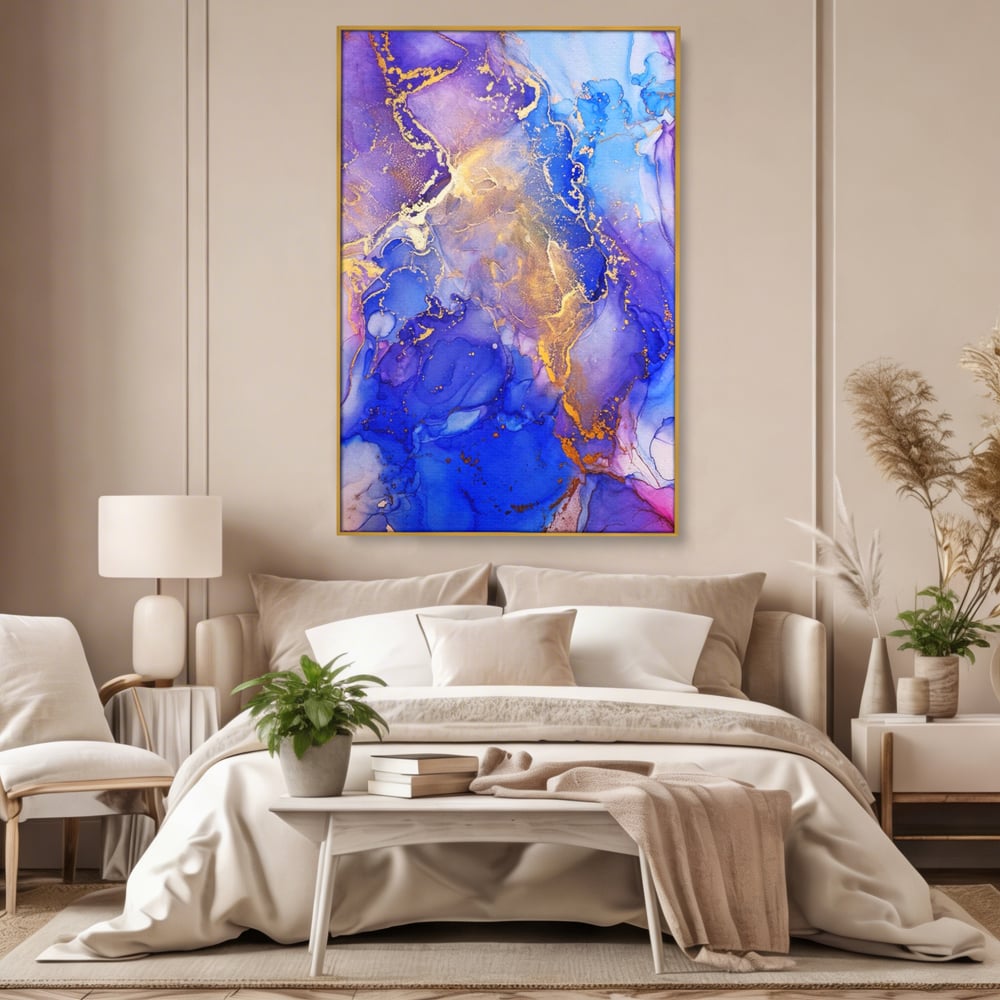 Tablou canvas cu pictura abstracta cu efect de marmura, in rama de aluminiu auriu, pe perete intr-un dormitor