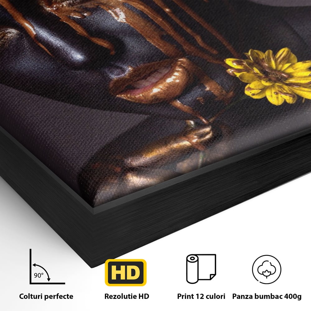 Detaliu al suprafetei: tablou canvas cu femeie si vopsea aurie, in rama de aluminiu negru