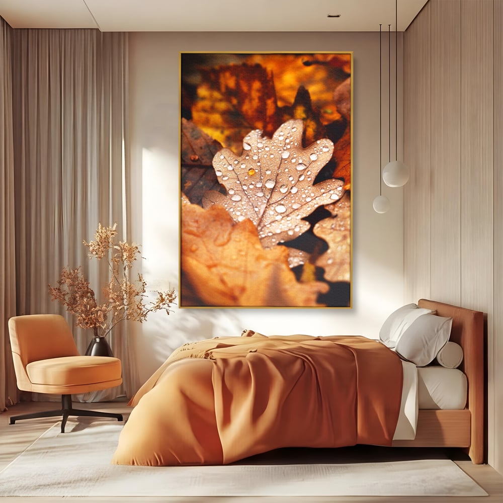 Tablou canvas cu frunza de stejar cu picaturi de roua, in rama de aluminiu auriu, pe perete intr-un dormitor