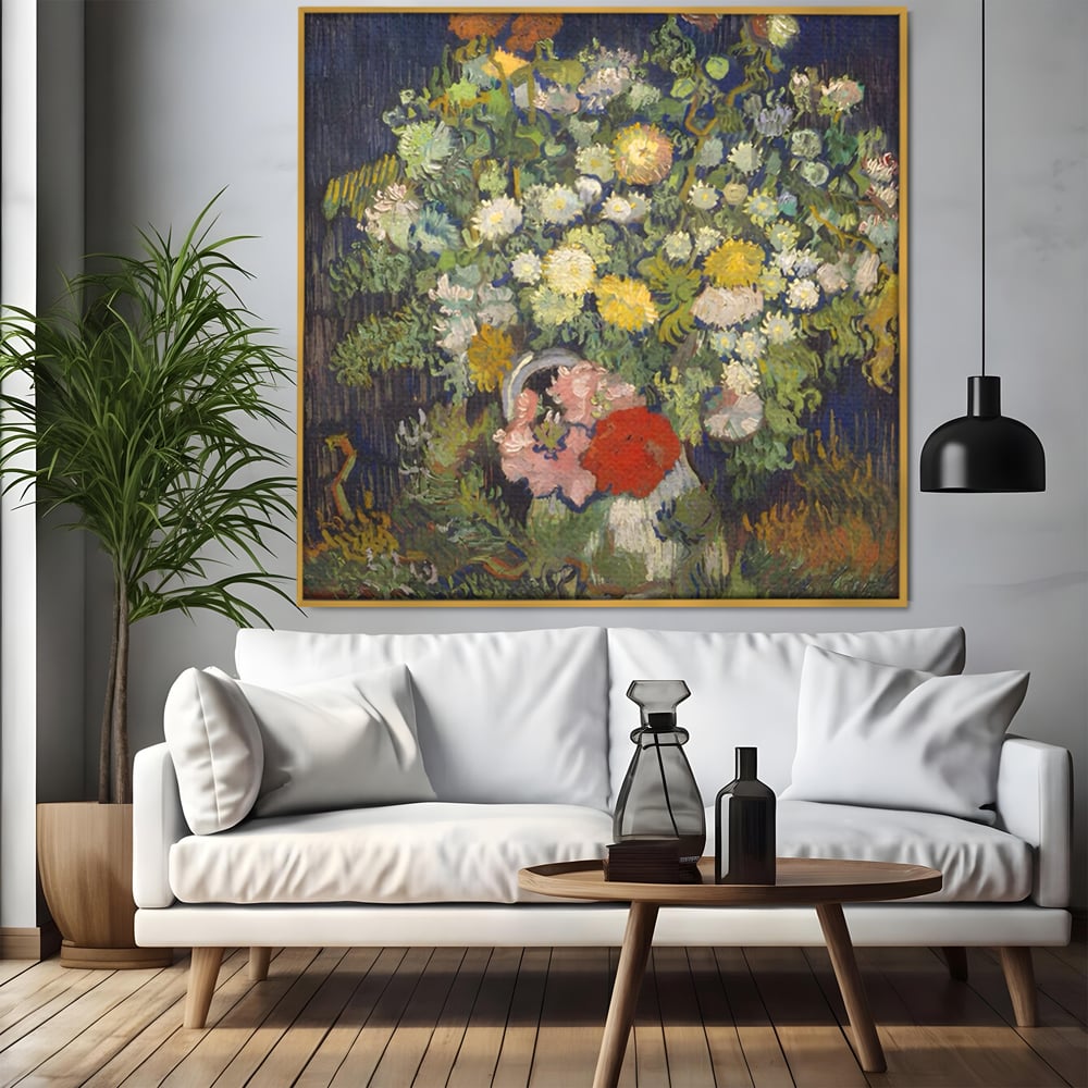 Tablou canvas cu reproducere pictura cu buchet de flori, in rama de aluminiu auriu, pe perete intr-un living