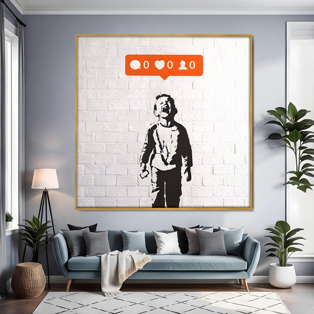 Tablou canvas cu tablou canvas cu copil si elemente de social media, in rama de aluminiu auriu, pe perete intr-un living