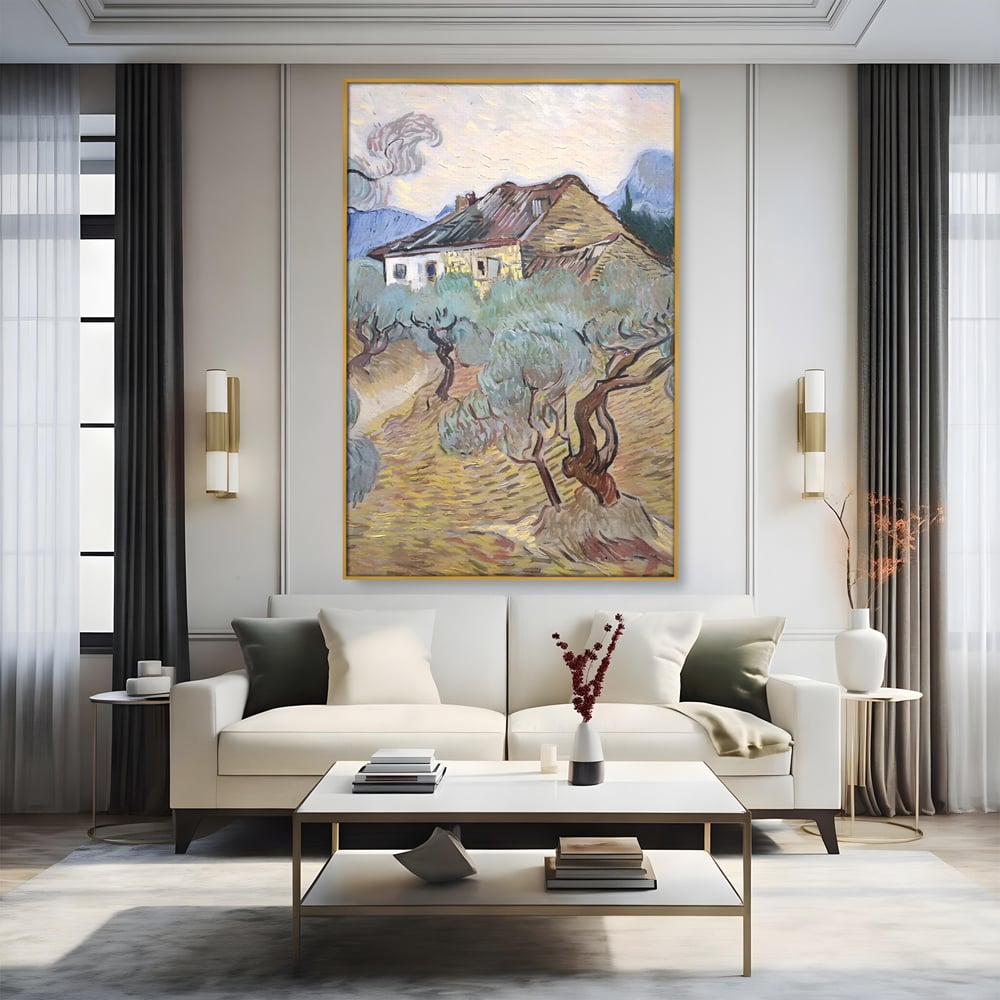 Tablou canvas cu pictura cu maslini si casa rurala, in rama de aluminiu auriu, pe perete intr-un living